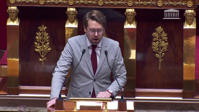 Benjamin Lucas (EELV) fustige le passage en force et annonce que son groupe votera la motion de censure de LFI