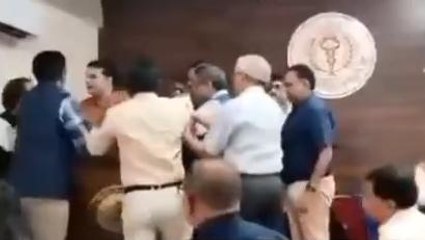 Viral: डॉक्टरों के बीच जमकर चले लात घूंसे, तड़ातड़ बरसी चप्पल...