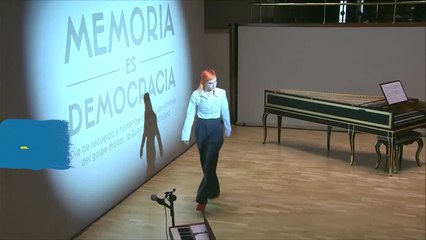 Actuación de Ede y Ana Belén en el acto en homenaje a las víctimas del franquismo