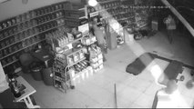 Esenyurt'ta iş yerinden hırsızlık güvenlik kameralarına yansıdı