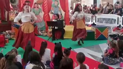 La pupaccena e il tradizionale cesto pieno di dolciumi arrivano al Forum Palermo