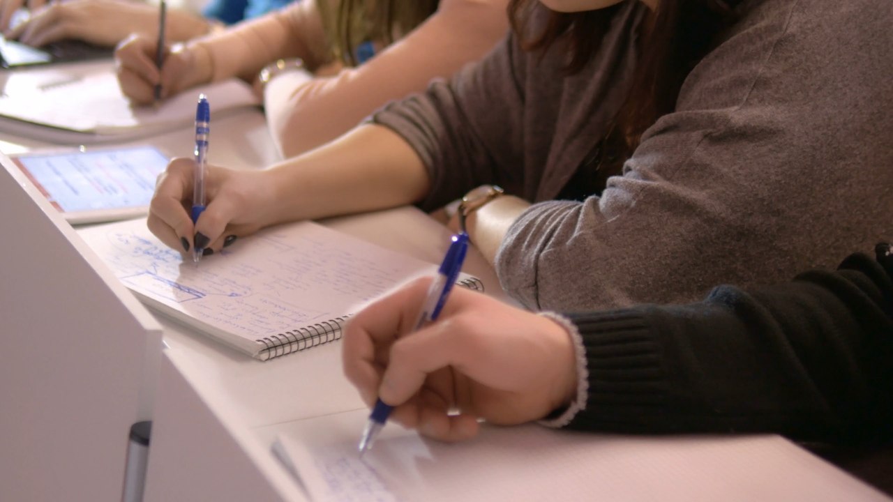 20,000 students join legal action against universities