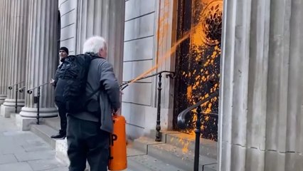 İklim aktivistleri Londra’yı turuncuya boyadı
