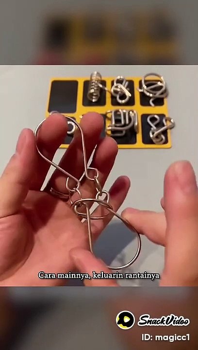 Bermain Puzzle Unik