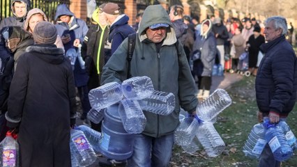 Privés d'eau après les frappes russes, des habitants de Kiev se ruent sur la fontaine d'un parc