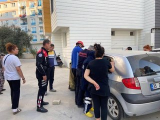 KAPILARI KİLİTLENEN OTOMOBİLDE MAHSUR KALAN BEBEĞİ İTFAİYE KURTARDI