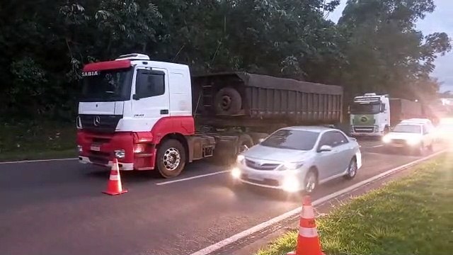 Manifestantes seguem bloqueando a pista da rodovia PR-323 em Umuarama