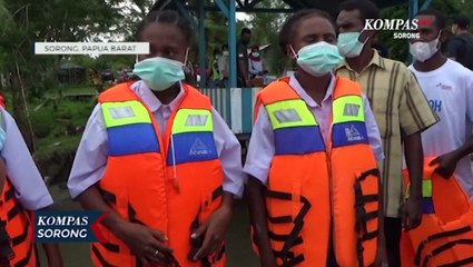 Kilang Pertamina Internasional Ru VII Kasim Bantu Life Jacket Bagi Pelajar Di Pulau