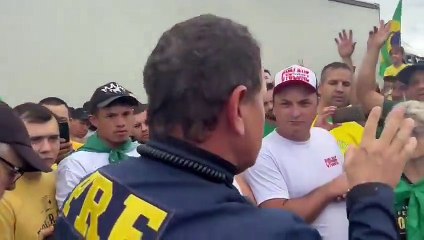 Agente da PRF diz a caminhoneiros que “única ordem é estar aqui com vocês”