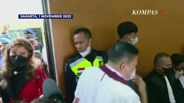 Ekspresi Sambo dan Putri Ketika Bertemu Orang Tua Yosua di Ruang Sidang Pertama Kalinya