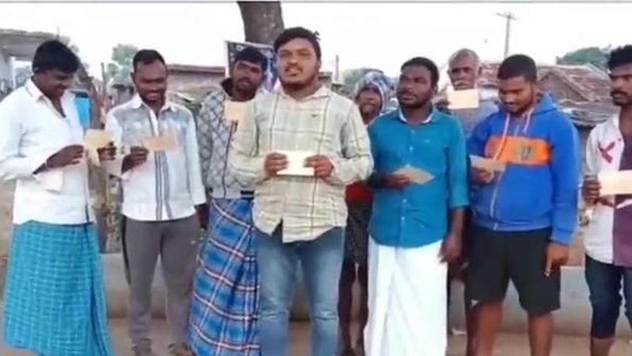 కోటపల్లి: జీఎస్టీని తగ్గించాలంటూ మోడీకి చేనేత కార్మికుల పోస్టు కార్డు