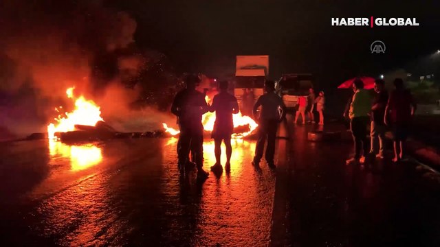 Brezilya'da Bolsonaro destekçileri otoyolu yakarak araç trafiğini kapadı!