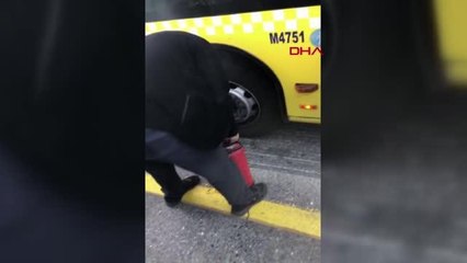 İSTANBUL-AVCILAR'DA DUMAN YÜKSELEN METROBÜSÜN YOLCULARI TAHLİYE EDİLDİ