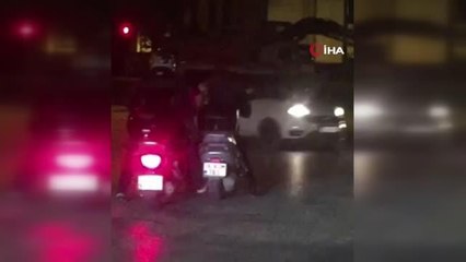 Bozulan motosikleti ayağıyla iterek böyle götürdü