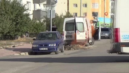 Erzurum'da doğalgaz patlaması: Yerden yükselen alevleri kürekle toprak atarak söndürmeye çalıştılar