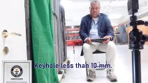فيديو محترف رماية يسجل رقماً قياسياً في غينيس بإطلاق 7 أسهم من ثقب باب