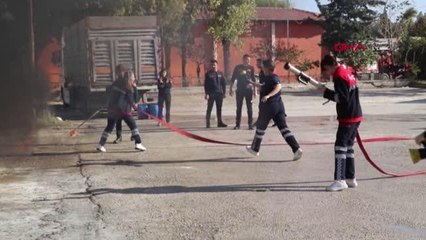 ÖĞRENCİLERE UYGULAMALI İTFAİYECİLİK EĞİTİMİ