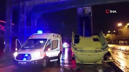 Tırın açılan damperi yaya üst geçidine çarptı: 4 yaralı