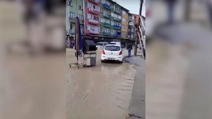 Su borusu patlayınca caddeyi su bastı