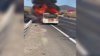 Bursa'da minibüs alev alev yandı