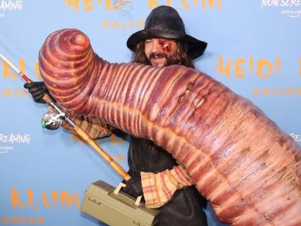 Heidi am Haken: 'Queen of Halloween' schlängelt sich um Tom Kaulitz