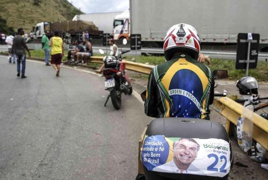 Brezilya'da seçimi kaybeden Bolsonaro'nun destekçileri yolları trafiğe kapattı