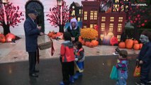 شاهد: جو وجيل بايدن يوزعان حلوى الهالووين على الأطفال في البيت الأبيض