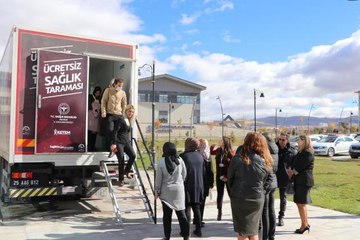 Sağlıkçılar kanserde erken tanı için caddeyi süsleyip akademisyenlere tarama yaptı