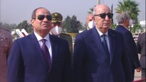 الرئيس الجزائري يستقبل نظيره المصري في مطار هواري بومدين