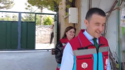 Afyonkarahisar'da "vefa ekibi" yaşlı ve engellilerin evlerini temizleyip, yemeklerini pişiriyor