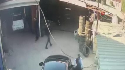 Ölümden metrelerle kurtuldular... Sıkıştırılan sürücü lüks cip ile lastikçiye böyle girdi