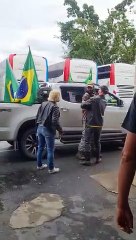 "Ninguém aguenta mais": Pessoas presas em bloqueio na BR-101 em Joinville citam desespero