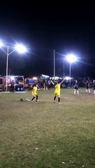 Sepakbola sambil joget-joget||