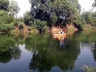 video: नाव ना पूल, बच्चे कैसे पहुंचे स्कूल