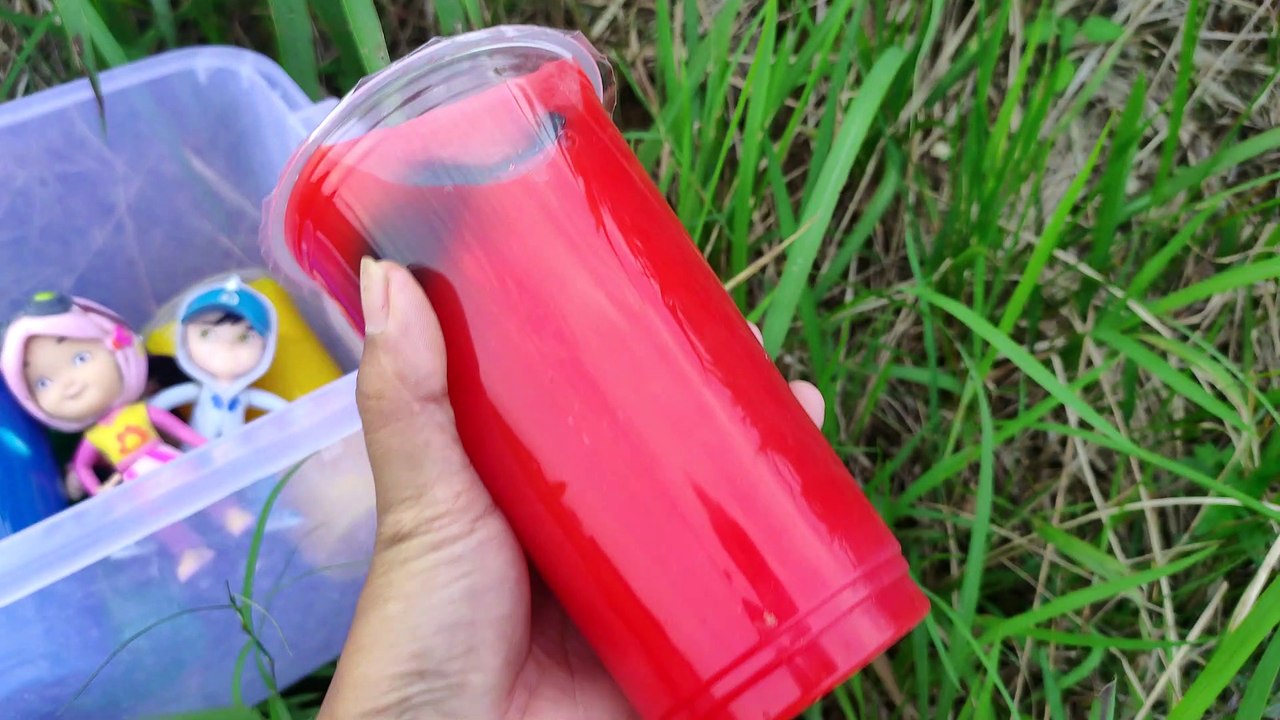 Menemukan Mainan BoboiBoy Blaze, Air, Gempa, Solar, Yaya, Fang dan Minuman BOBA di sawah