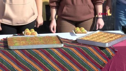 1 DAKİKADA 6 BAKLAVA YİYEREK YARIŞMAYI KAZANDI