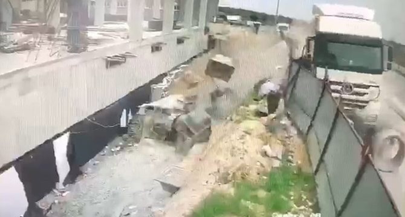 Hafriyat kamyonu inşaata daldı; işçiler ölümden döndü
