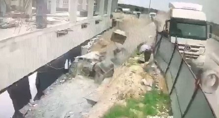 Hafriyat kamyonu inşaata daldı; işçiler ölümden döndü