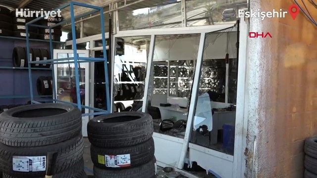 Kontrolden çıkan otomobil, oto lastik dükkanına daldı! Kaza anı kamerada
