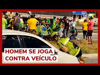 Homem se joga sobre capô de carro em bloqueio bolsonarista e reclama com motorista