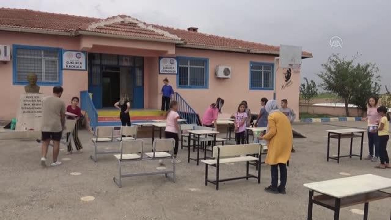 Mezradaki okul öğretmen, öğrenci ve veli dayanışmasıyla boyandı