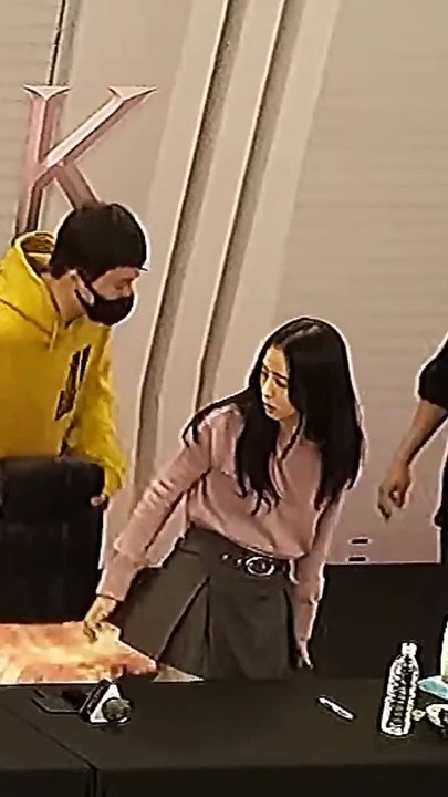 Blackpink Jennie uncomfortable with her outfits  #blackpink #lisa #lalisa #jennie #blinks