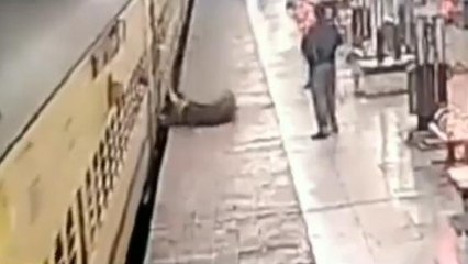 Viral: चलती ट्रेन से कूदी महिला और फिर जो हुआ वो देखा नहीं जाएगा...