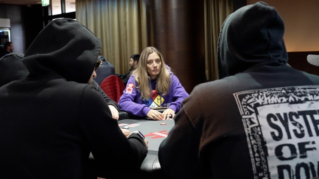 « Les hommes nous rabaissent » : les joueuses de poker face au machisme de leurs adversaires