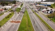 Vídeo mostra BR-101 deserta com bloqueio e barricadas em Balneário Camboriú