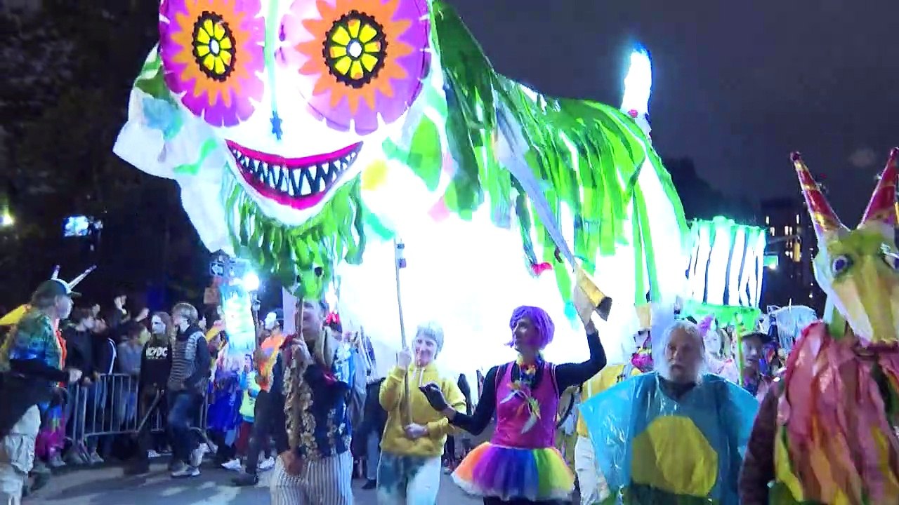 La parade d'Halloween défile dans les rues de New York
