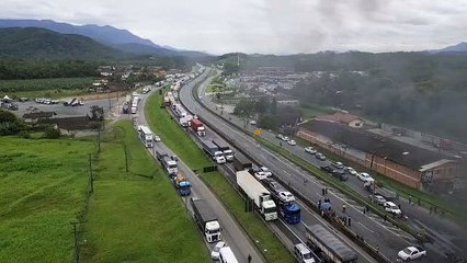 Manifestantes bolsonaristas bloqueiam BR-101, em Joinville