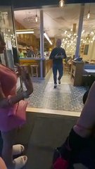 Deux influenceuses se font refuser d'un restaurant à cause de leurs décolletés