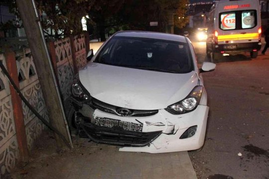 Kaza sonrasında savrulan otomobil, direğe çarparak durabildi