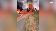 Vídeo: Em bloqueio de rodovia, caminhão carregado de terra tomba
